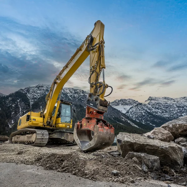 Gul Kedja Grävmaskin Med Grip Natursten Framför Bergsbakgrund Och Molnig — Stockfoto