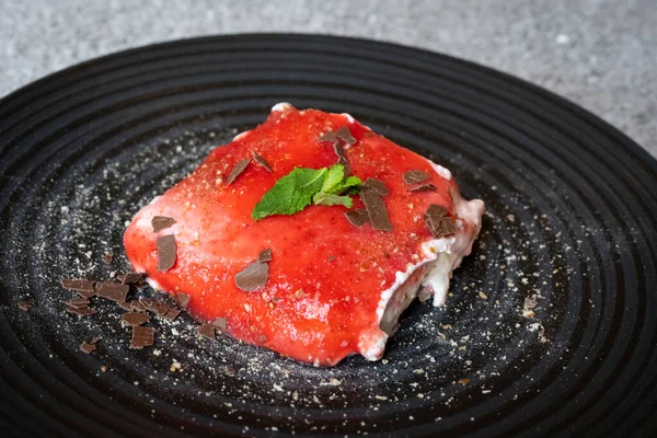 Hearty Strawberry Tiramisu Served Black Plate Peppermint Icing Sugar Chocolate — Stock Photo, Image