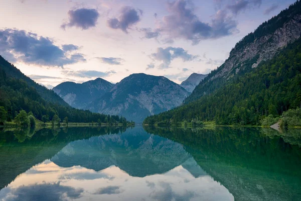Beautiful Austrian Mountain Lake Plansee Reflection Mountains Clouds Crystal Clear — Stock Photo, Image