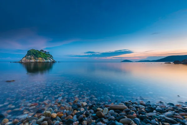 Pequeña isla verde idílica en la costa pedregosa en italia mientras amanece — Foto de Stock