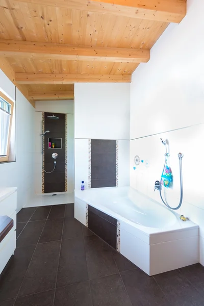 Bad mit Badewanne im Holzhaus und dunkelbraunem Fliesenboden — Stockfoto