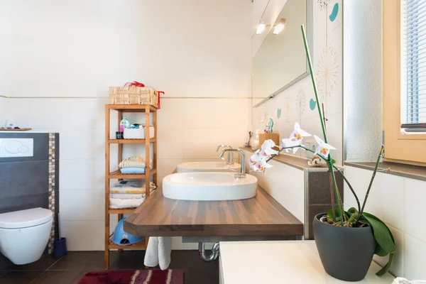 Detalle de lavabo sobre tabla de madera con decoración en baño —  Fotos de Stock