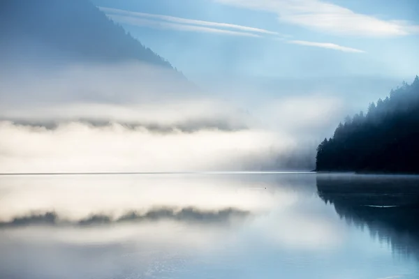 Montaña alpes lago en otoño con espejo polvo abd cielo azul —  Fotos de Stock
