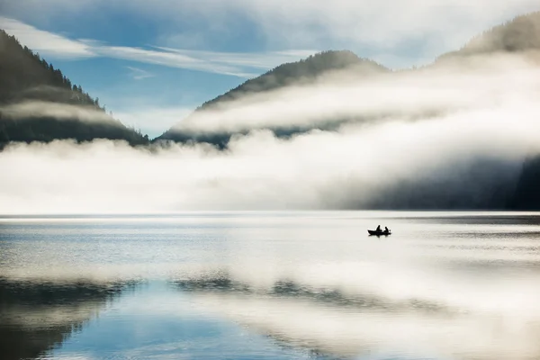 Dağ gölü, autrian Alpleri'nde yalnız bir fisherboat sabah — Stok fotoğraf