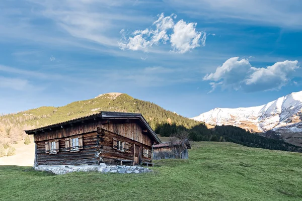 オーストリアのアルプス山脈と秋に古い農村木製キャビン — ストック写真