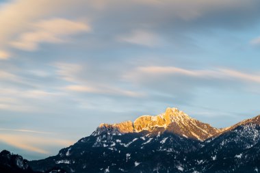 Afterglow kış bulutlarda hareket ile Avusturya Dağları üzerinde