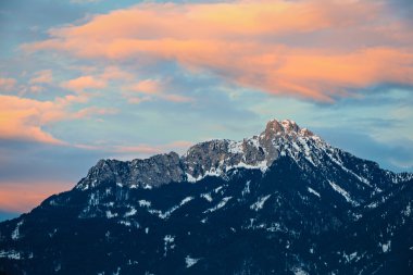 Turuncu afterglow bulutlar tirol Dağı'nda kış üzerinden