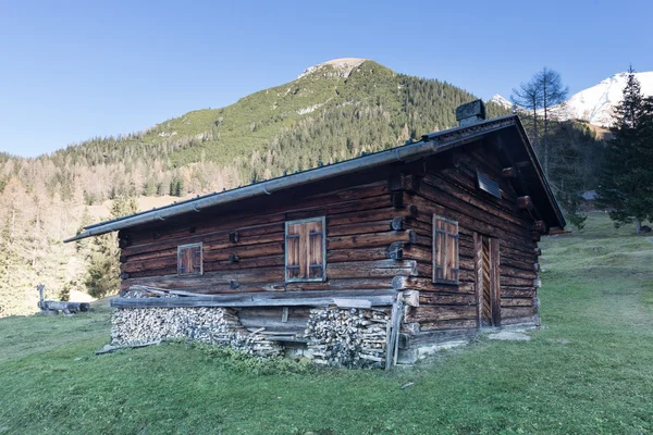 Stare chaty drewniane drewno na austriackich alp w upadku łąka — Zdjęcie stockowe