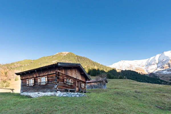 Sun burned timber chalet hut on austrian mountains at fall — Stock Photo, Image