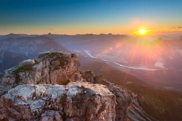 Tirol Alpleri'nin renkli gün batımında dağda kayalık üst — Stok fotoğraf