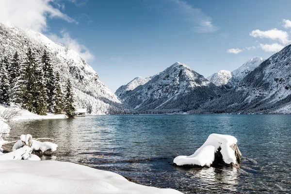 在冬天的景色山雪景田园诗般冷湖 — 图库照片