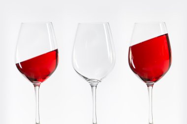 Üç kırmızı beyaz şarap bardakları üst üste duran