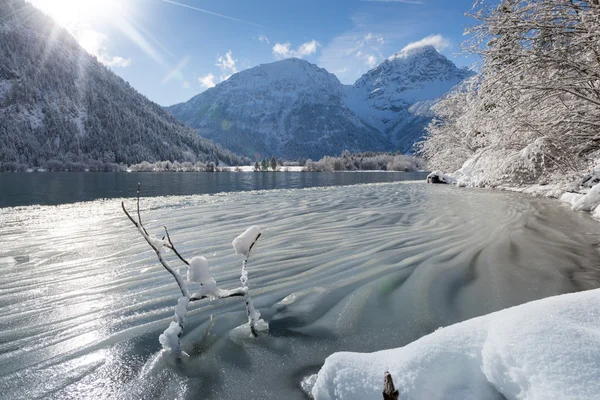 Ledové vlny u rakouského jezera v zimní horské krajině — Stock fotografie