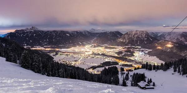 Vista desde la montaña hasta el valle iluminado en invierno — Foto de Stock