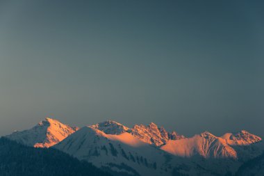 Işıklı dağ kar ile kış tirol içinde doruklarına
