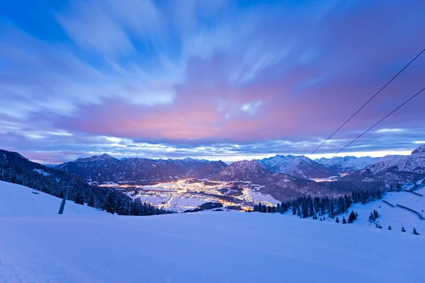 Vista desde la pista de esquí hasta las luces del valle austriaco — Foto de Stock
