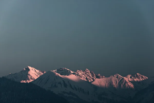 Summituri muntoase cu zăpadă evidențiate în austria la apusul soarelui — Fotografie, imagine de stoc