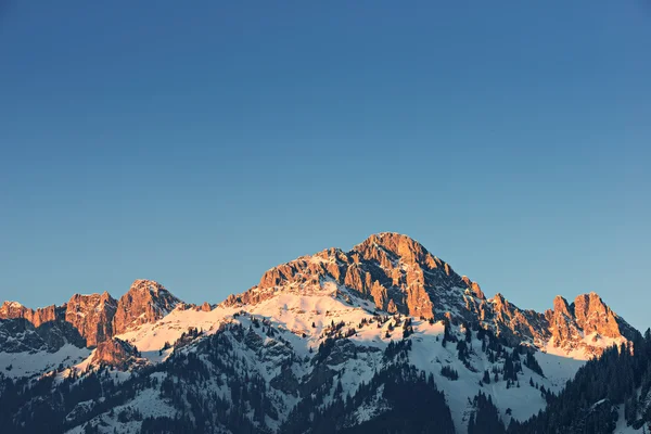 Glowing orange mountain peak at sunset in tirol alps — Stock Photo, Image