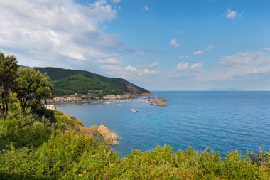 Koyu yeşil ile mavi gökyüzü elba İtalya'Adası