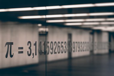 Cam üzerinde matematiksel sabit sayısını ve pi sembol