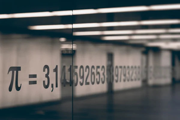 Cam üzerinde matematiksel sabit sayısını ve pi sembol