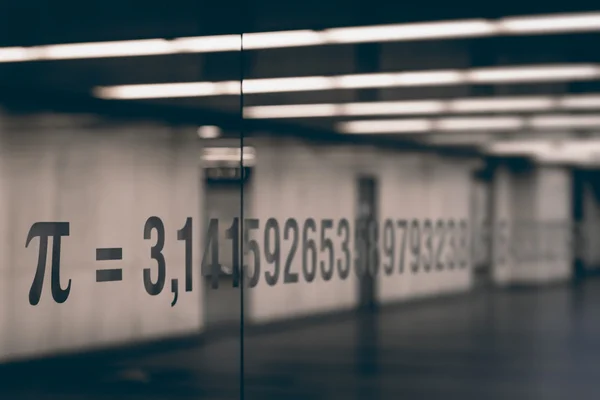 Pi のシンボルとガラス上の数学の定数の数字 ロイヤリティフリーのストック画像