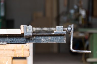 Metal yapıştırıcı basın için sabit masada ahşap çerçeve