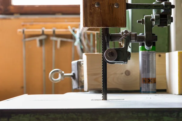 Grande serra de banda industrial de carpintaria com mesa e rolos — Fotografia de Stock