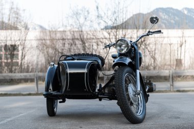 Frontview siyah eski oldtimer motosiklet motosiklet sepeti ile