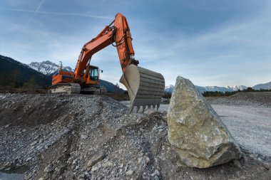 Büyük kürek Ekskavatör taş rock ile çakıl tepede duran