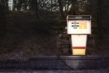 Eski benzin pompa beton platform üzerinde dizel