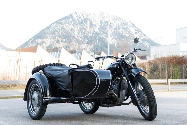 Viejo negro oldtimer motocicleta con remolque lado coche —  Fotos de Stock