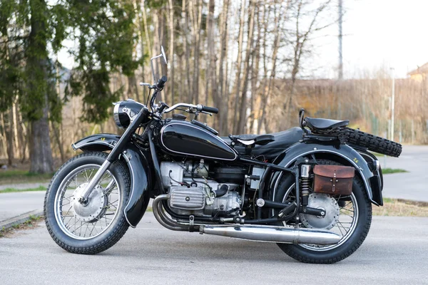 Vista laterale della vecchia moto nera con sidecar una borsa in pelle — Foto Stock