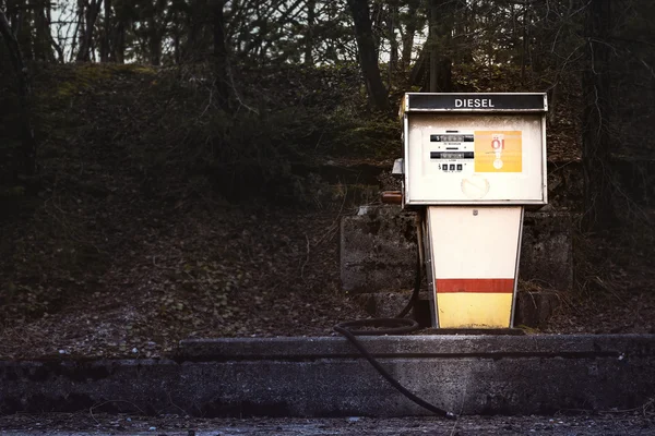 Старий бензиновий насос для дизельного палива на бетонній платформі — стокове фото