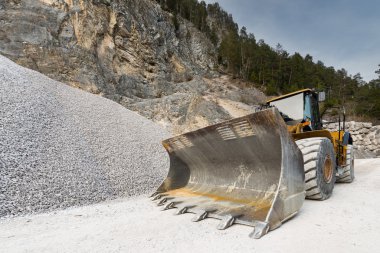 Yükleyici-Tekerlekli yükleyici çakıl hill ile taş ocağında büyük kürek