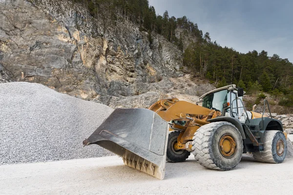 Huge wheel mounted front loader at stone quarry — Stock Photo, Image