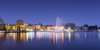 Beach City bardolino gece göl yansımaları ile