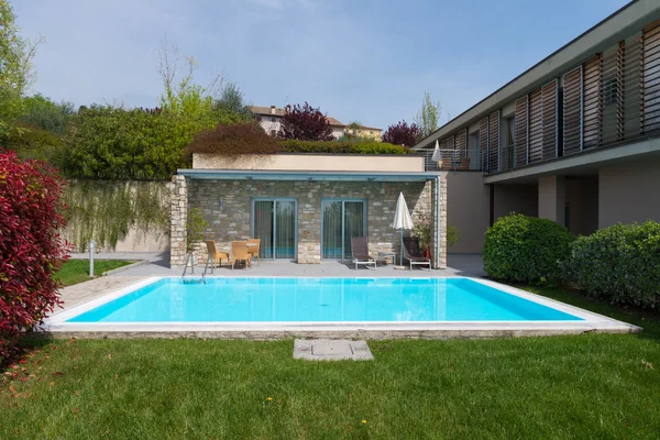 Residence with nature stone walls and turquois swimming pool — Stock Photo, Image