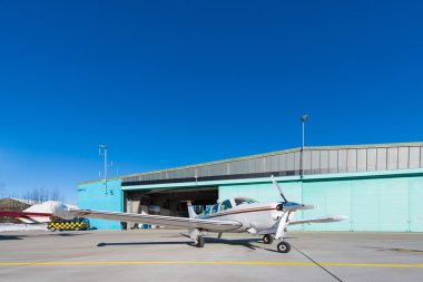 Küçük uçak an burada mavi gökyüzü uçak hangar
