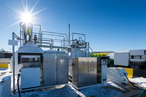 Tankstation op vliegtuigen hangar voor kleine vliegtuigen — Stockfoto