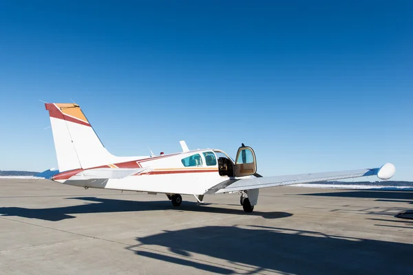 Opened door of small propeller-driven aircraft at airstrip — Stock Photo, Image