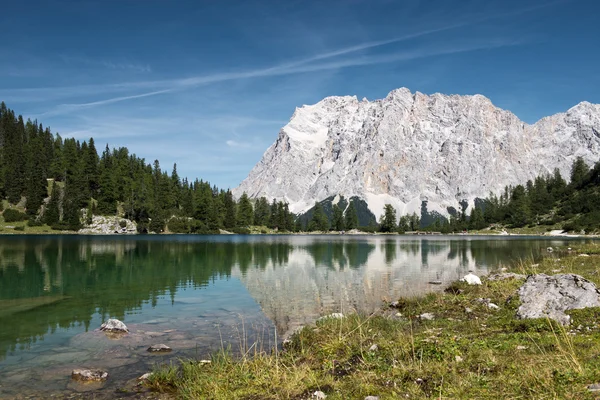 Lago alpino seebensee con montagna wetterstein in autunno — Foto Stock