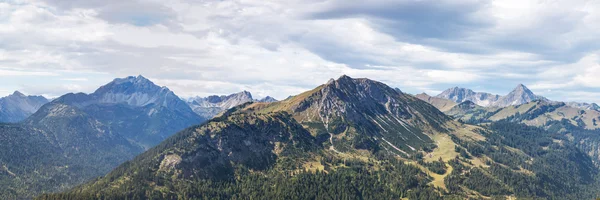 Panorama montano del tannheimer e delle alpi lechtal in autunno — Foto Stock