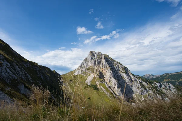 Oświetlony szczyt w Alpach tyrol z niebieski niebo pochmurne — Zdjęcie stockowe