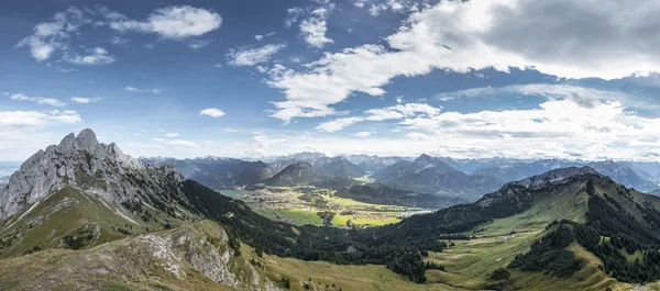 Panorama dalla montagna hahnenkamm con vista a reutte — Foto Stock