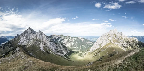 Panorama delle montagne tirolesi con vista sulla bavaria in autunno — Foto Stock
