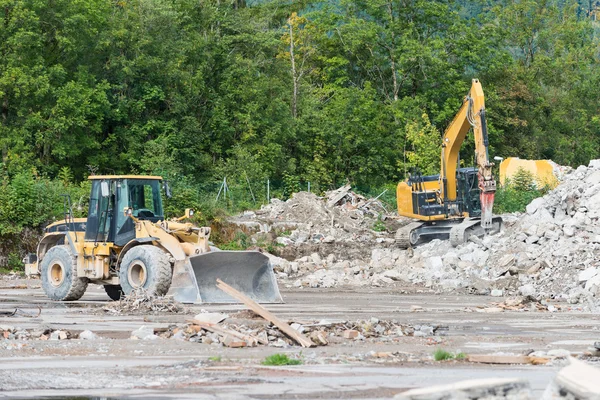 Bulldozer och pneumatiska jackhammer grävare på rivning webbplats — Stockfoto