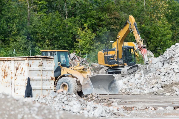 Excavadora de martillos y billdozer en el sitio de demolición de escombros —  Fotos de Stock