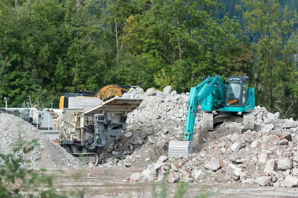 Stenen breker en schop digger op sloop site — Stockfoto