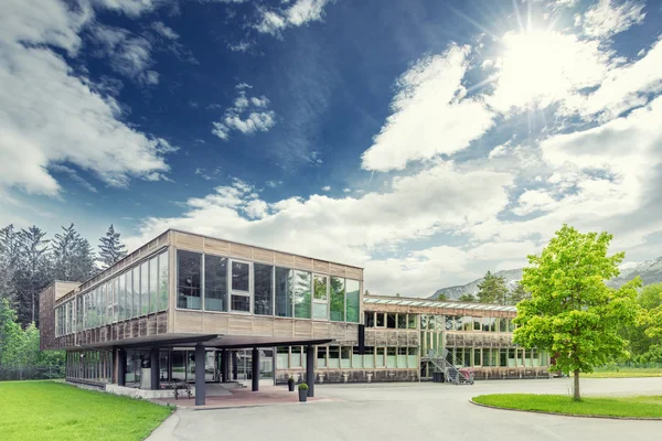 Bâtiment de bureaux moderne en bois durable et écologique — Photo